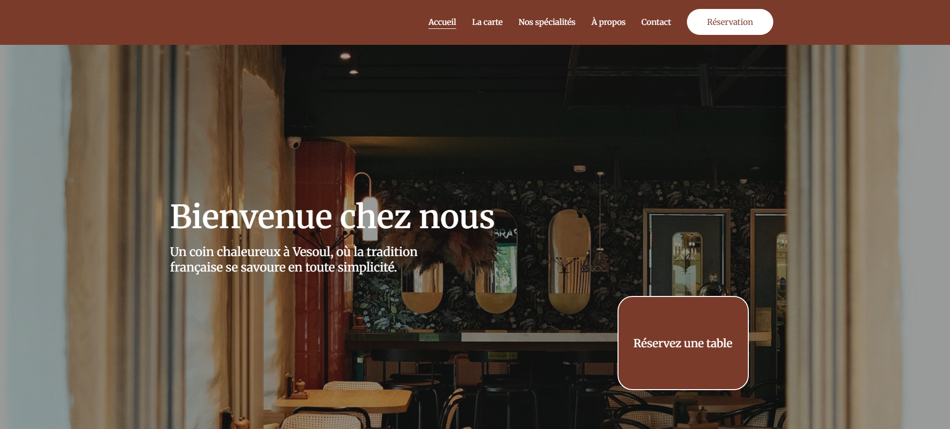 Hero de la page d’accueil du site du restaurant traditionnel à Vesoul avec photo de salle chaleureuse.