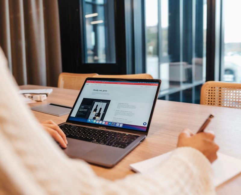 Travail de conception de site web sur un ordinateur portable