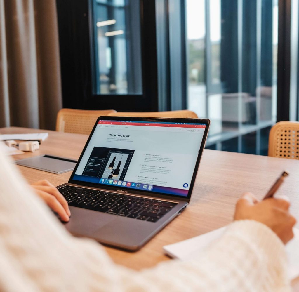 Travail de conception de site web sur un ordinateur portable