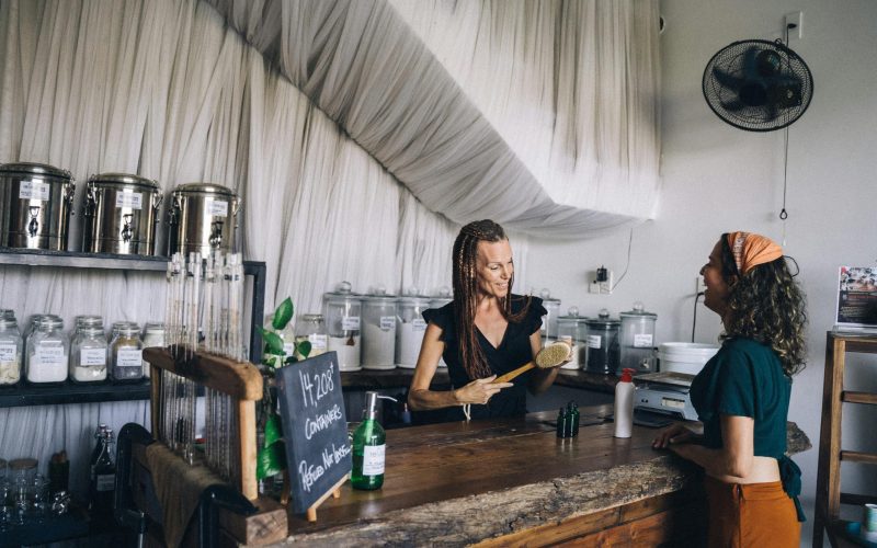 Cliente qui sympathise avec commerçante