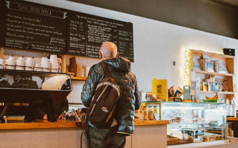 Homme commandant une boisson dans un café