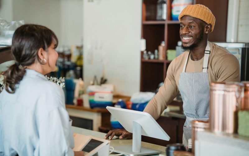 Prise de commande d'un commerçant souriant à son client