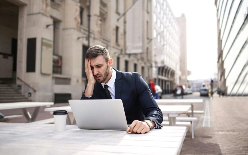 Commerçant agacé devant son site internet